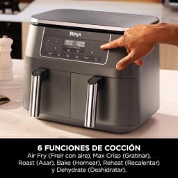 Ninja Freidora Aire Dual Zone DZ300EU 7,6L Gris, panel de control: mano ajustando temperatura 180°C y 6 funciones