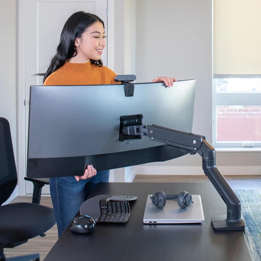 Ergotron Bras moniteur HX bureau noir mat, vue latérale: bras articulé déployé tenant un moniteur incurvé par derrière - Ítem5