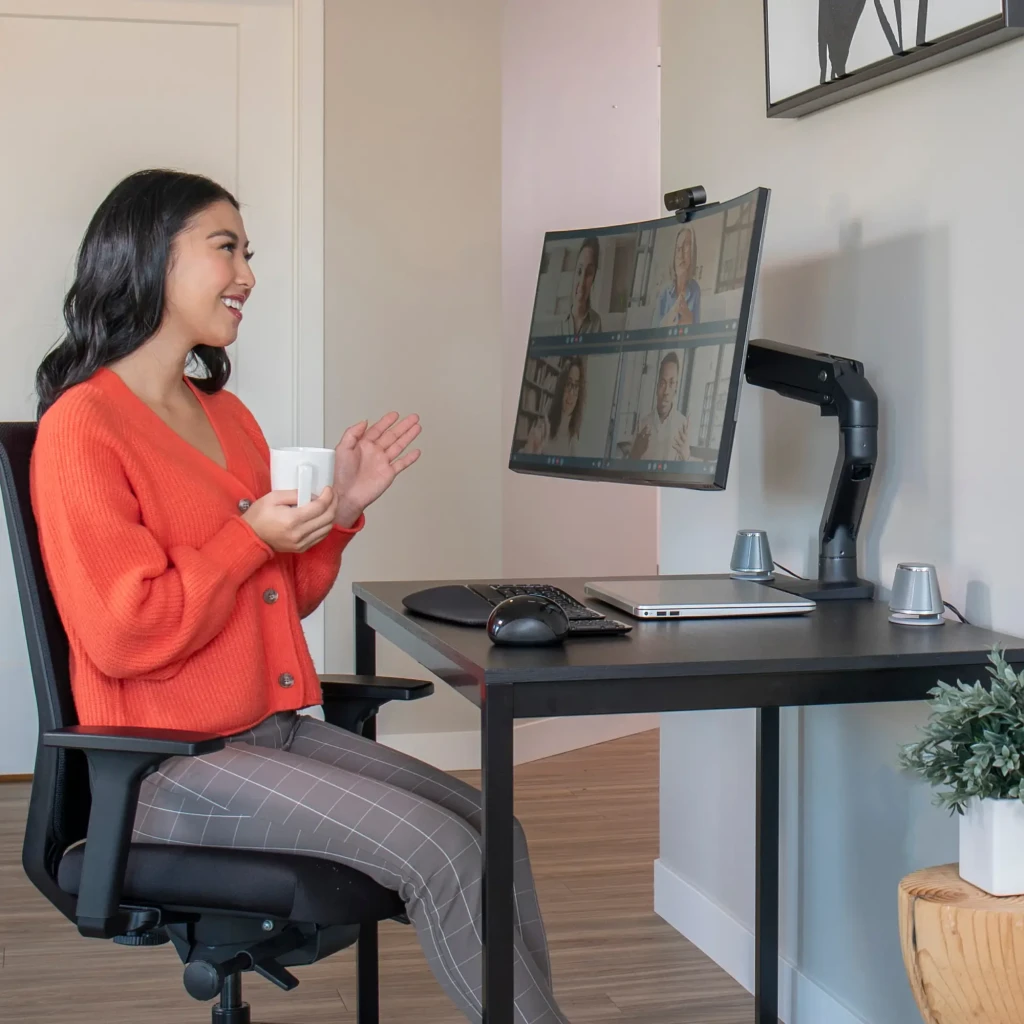 Ergotron Bras moniteur HX bureau noir mat, vue latérale: bras articulé déployé tenant un moniteur incurvé par derrière - Ítem6