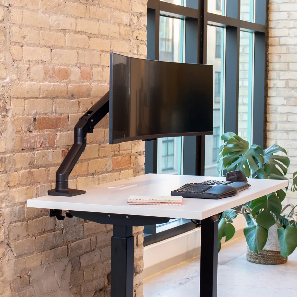 Ergotron Bras moniteur HX bureau noir mat, vue latérale: bras articulé déployé tenant un moniteur incurvé par derrière - Ítem4