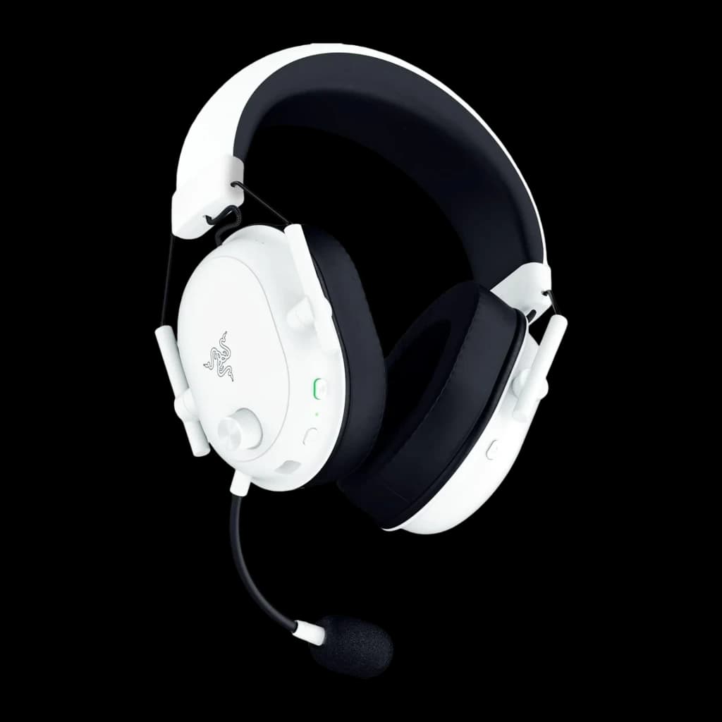 Razer BlackShark V2 HyperSpeed Blanco, vista lateral: logo Razer, micrófono flexible, almohadillas negras y LED verde en
