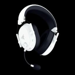 Razer BlackShark V2 HyperSpeed Blanco, vista lateral: logo Razer, micrófono flexible, almohadillas negras y LED verde en