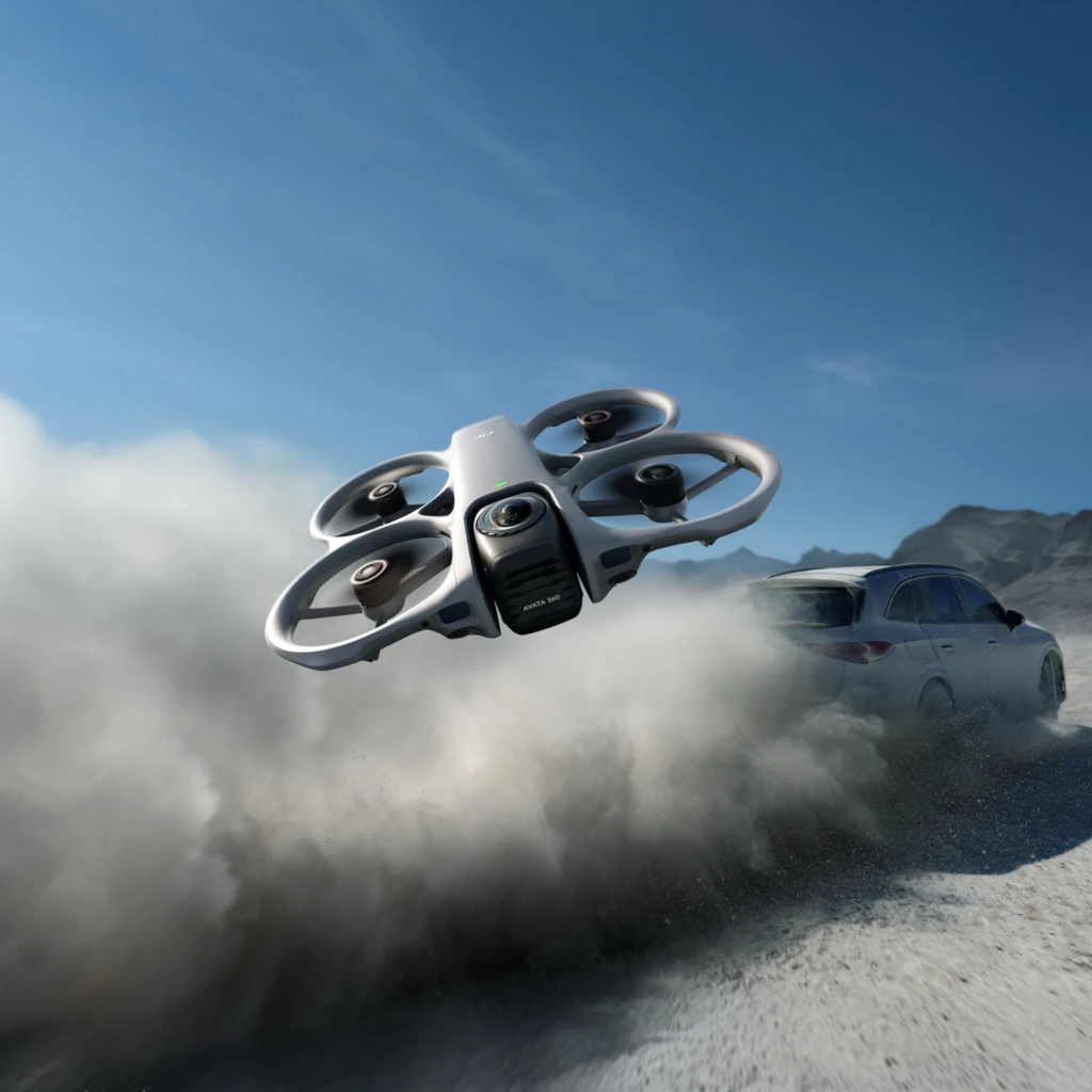 DJI Dron Avata 360 Fly More Combo 42GB gris, vista conjunto: dron cenital con lente gran angular, mando con pantalla y dos - Ítem7