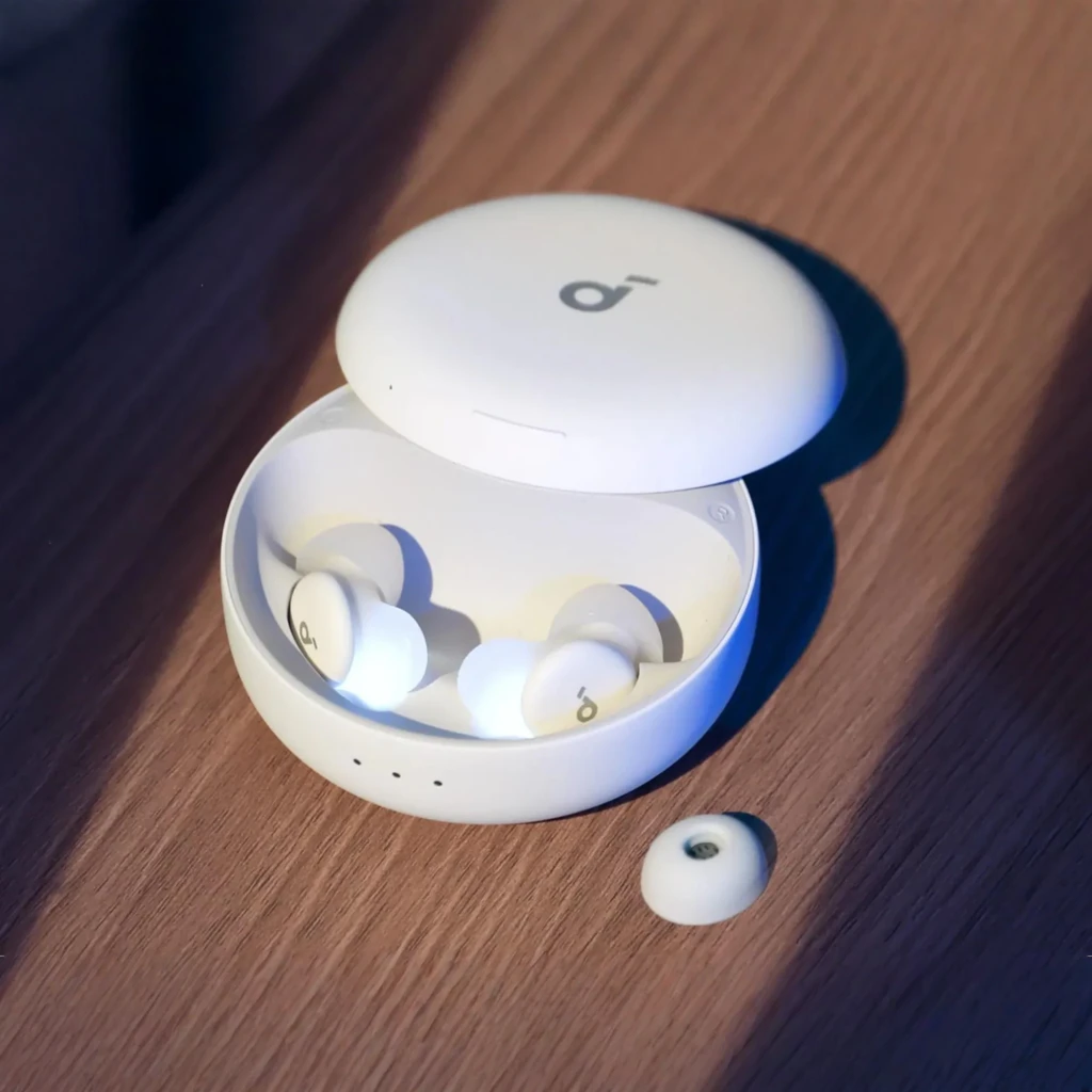 Anker Soundcore Sleep A30 blanc, vue en perspective: étui ouvert avec les deux écouteurs à l'intérieur et logo Soundcore - Ítem5