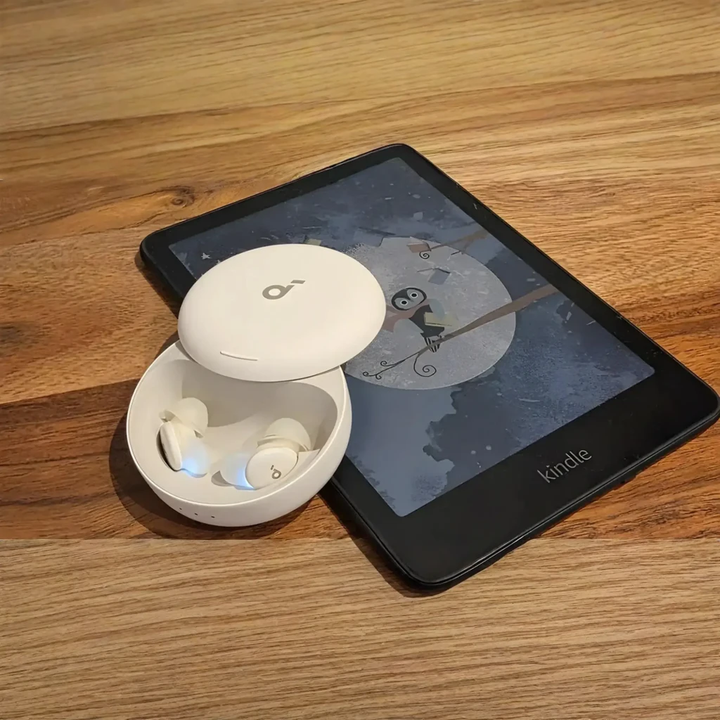 Anker Soundcore Sleep A30 blanc, vue en perspective: étui ouvert avec les deux écouteurs à l'intérieur et logo Soundcore - Ítem6