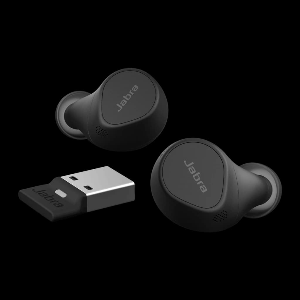 Jabra Evolve2 Buds USB-A UC negro, vista conjunto: dos auriculares inalámbricos y dongle USB-A sobre fondo oscuro