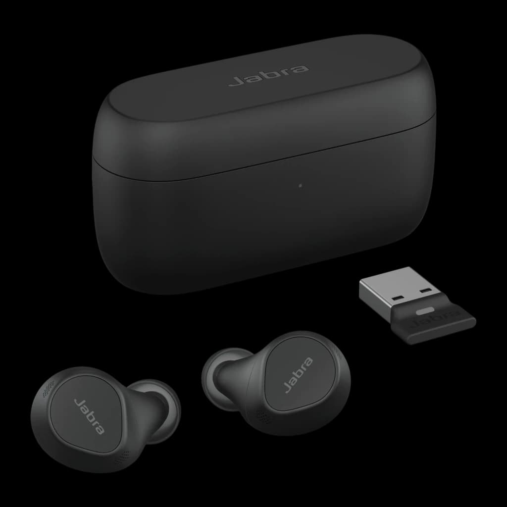 Jabra Evolve2 Buds USB-A UC negro, vista conjunto: estuche cerrado, dos auriculares y dongle USB-A sobre fondo oscuro