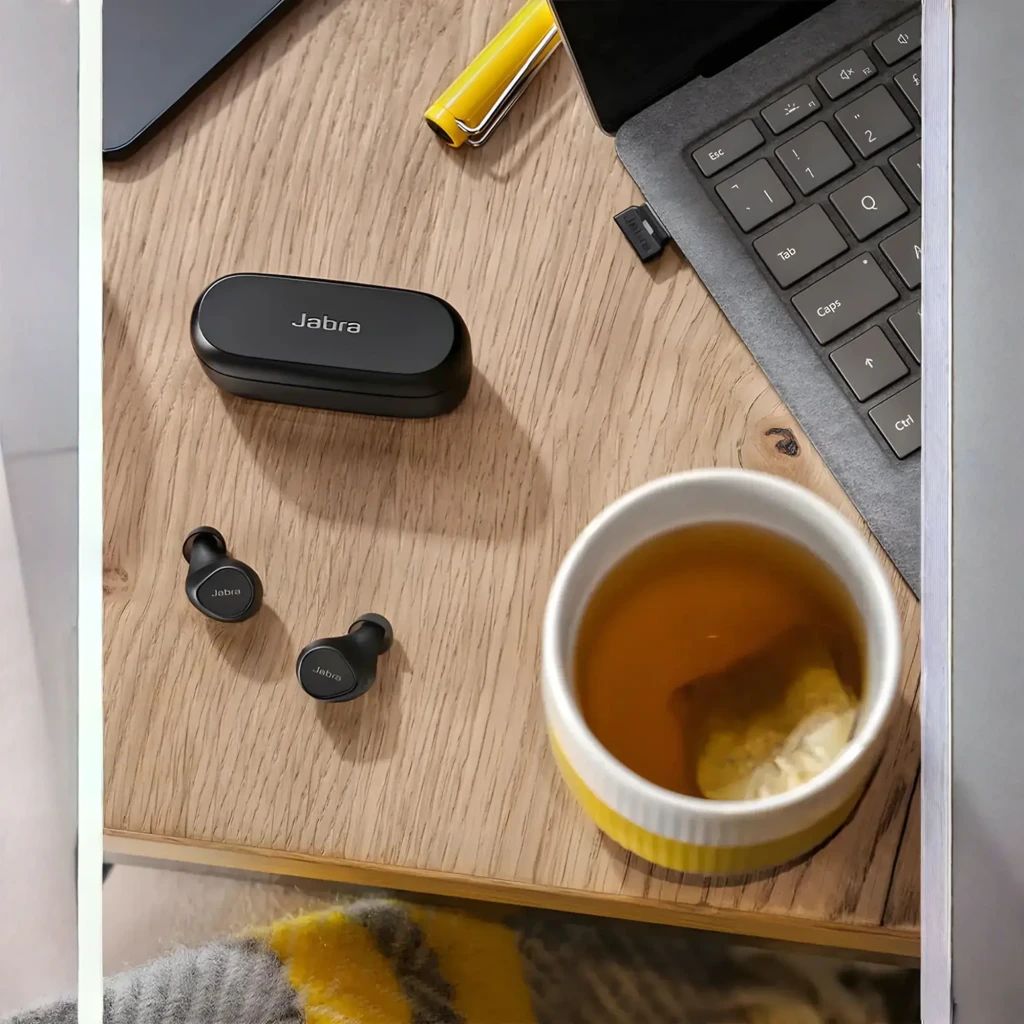 Jabra Evolve2 Buds USB-A UC negro, vista principal: auriculares true wireless en estuche abierto con tapa elevada - Ítem5