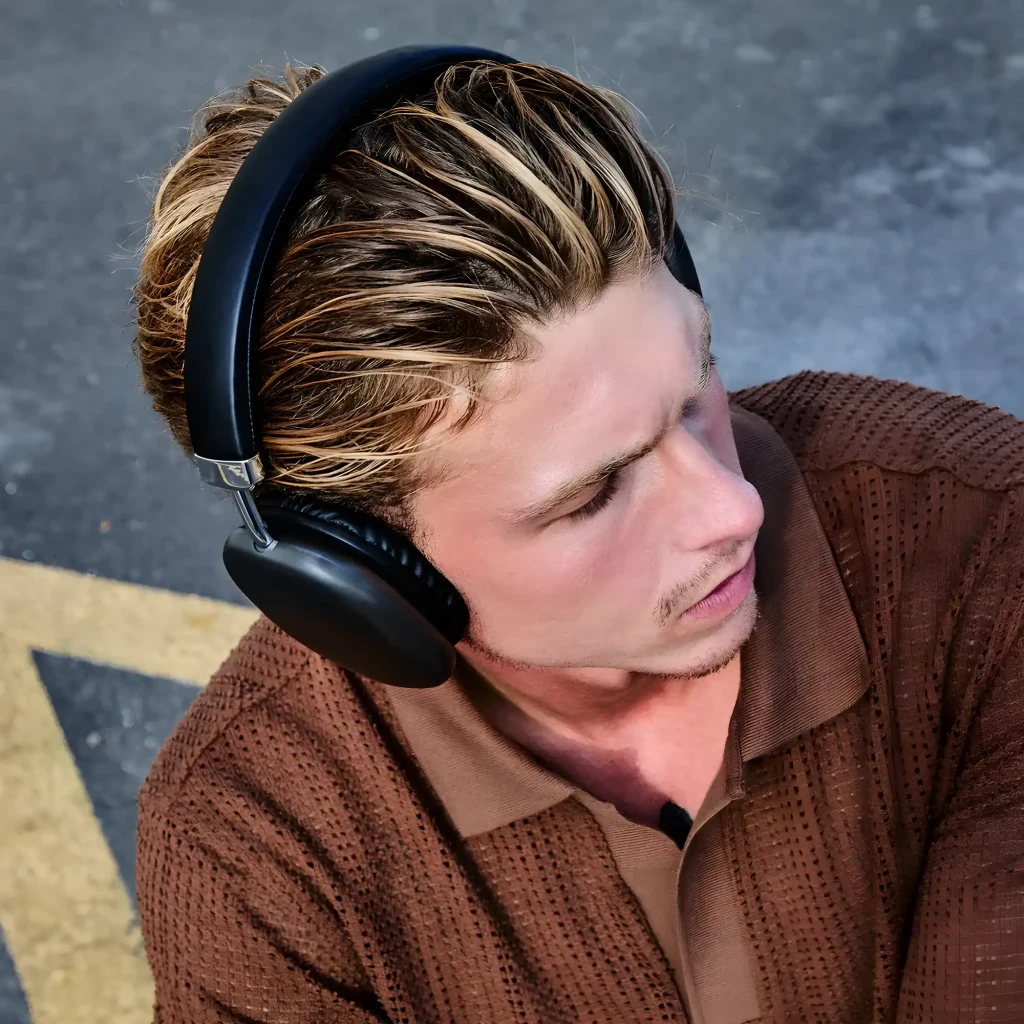 Energy Sistem Casque Style BT Noir, vue latérale: coussinets rembourrés, arceau avec logo et détails chromés argentés - Ítem3
