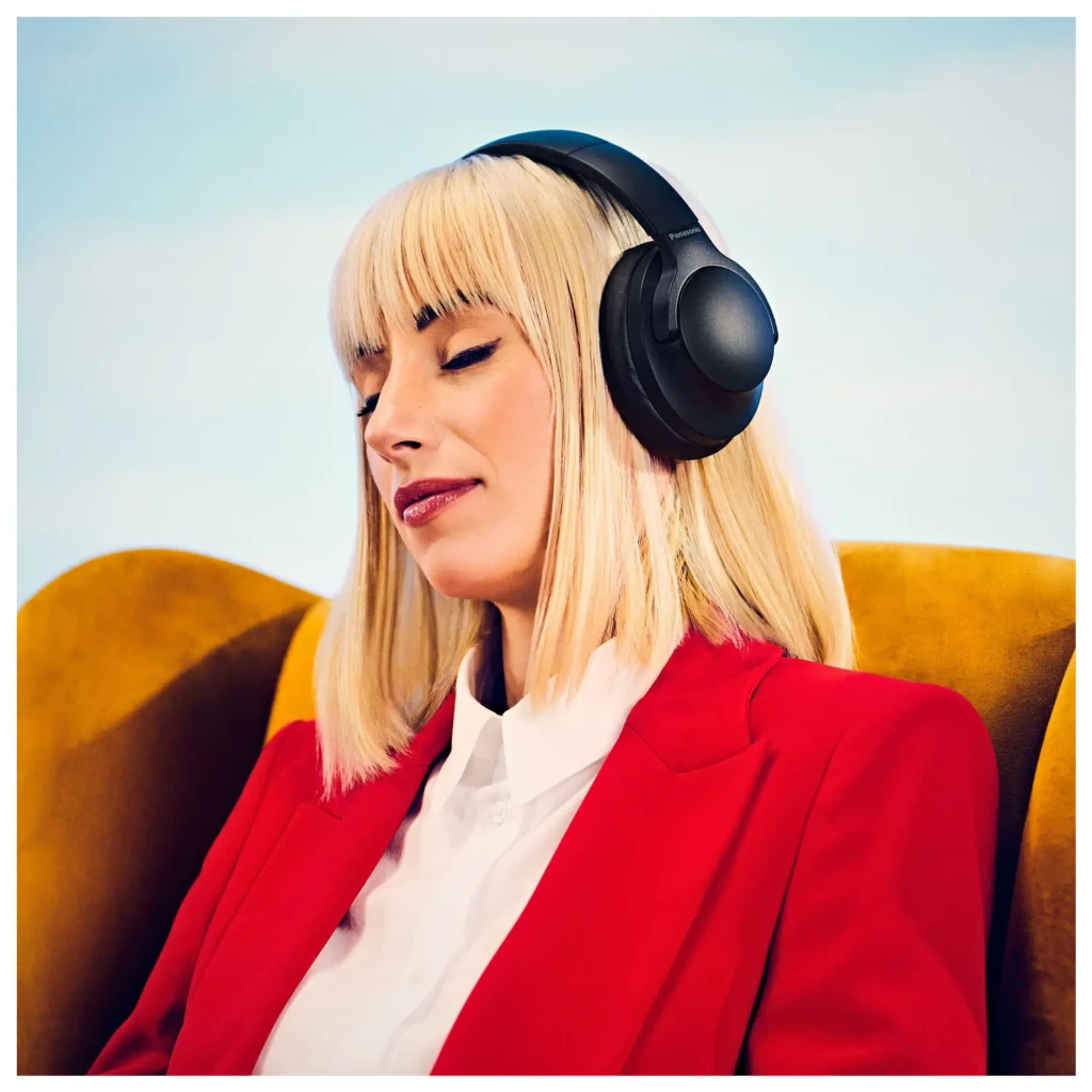 Panasonic RB-HX330B Auriculares Inalámbricos Negro, vista en ángulo: almohadillas acolchadas, botones laterales y etiqueta - Ítem3