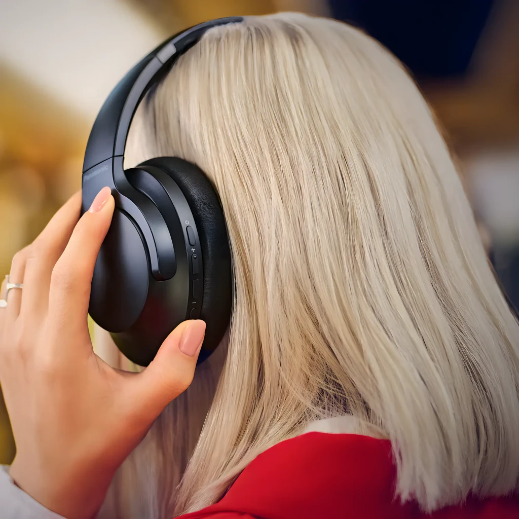 Panasonic RB-HX330B Auriculares Inalámbricos Negro, vista en ángulo: almohadillas acolchadas, botones laterales y etiqueta - Ítem4