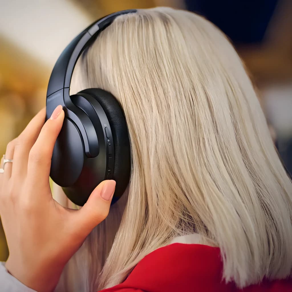 Panasonic RB-HX330B preto, uso: mulher com auriculares, vista lateral da almofada e botões de controlo
