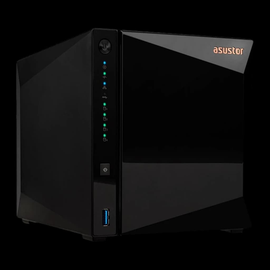 Asustor Drivestor 4 Pro Gen2 NAS 4-Bay noir, vue avant latérale basse: LEDs vertes, port USB-A 3.0 et logo cuivre