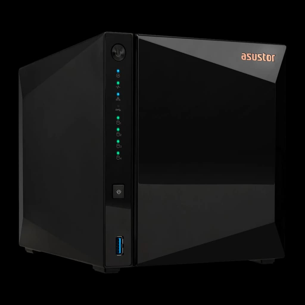 Asustor Drivestor 4 Pro Gen2 NAS noir, vue avant en angle: LEDs d'état vertes, port USB 3.0 et logo cuivré