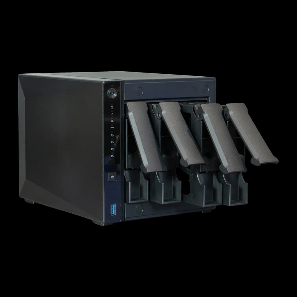 Asustor Drivestor 4 Pro Gen2 NAS noir, vue avant en angle: 4 baies avec tiroirs amovibles, LEDs d'état et port USB 3.0