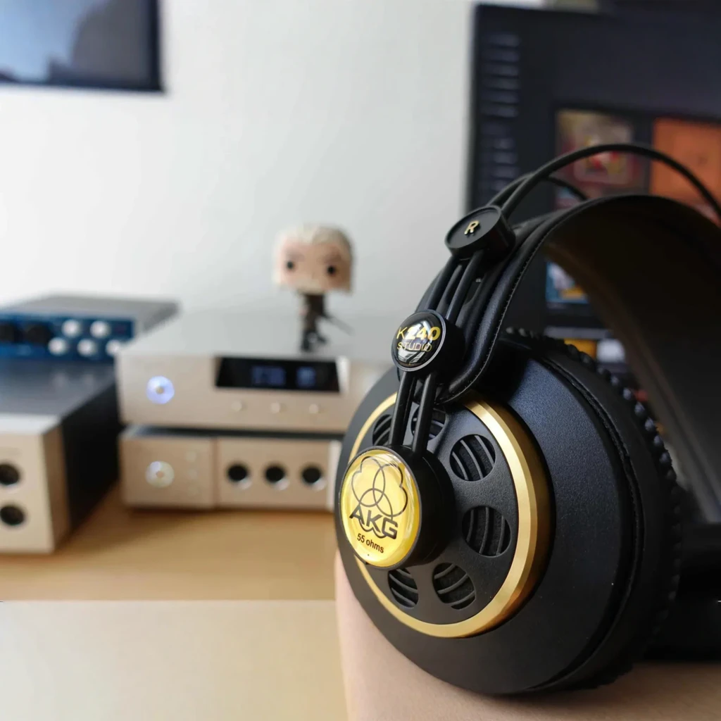 AKG K240 Studio noir, vue latérale gauche: logo K240 Studio doré, repère L et câble avec connecteur - Ítem5