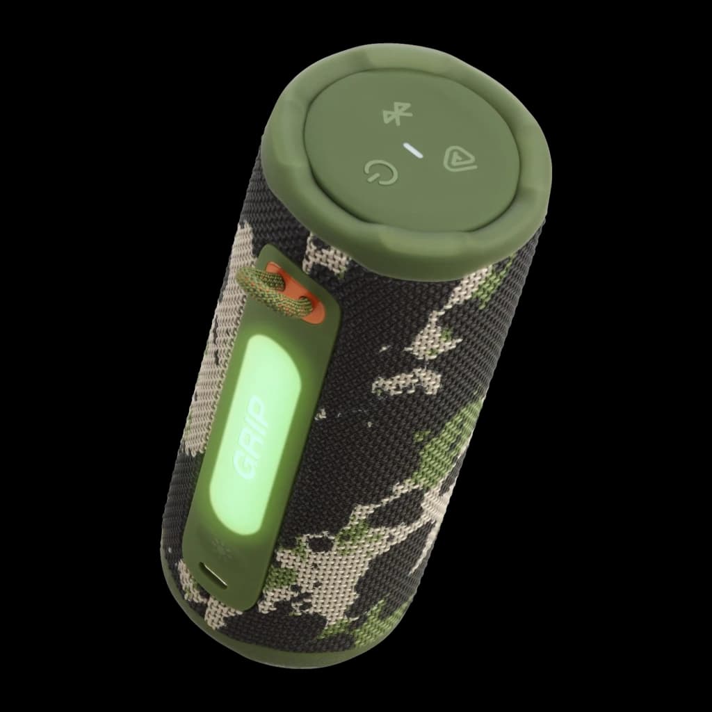 JBL Enceinte Bluetooth Grip Squad camouflage, vue supérieure en angle: boutons du dessus visibles et poignée GRIP illuminée