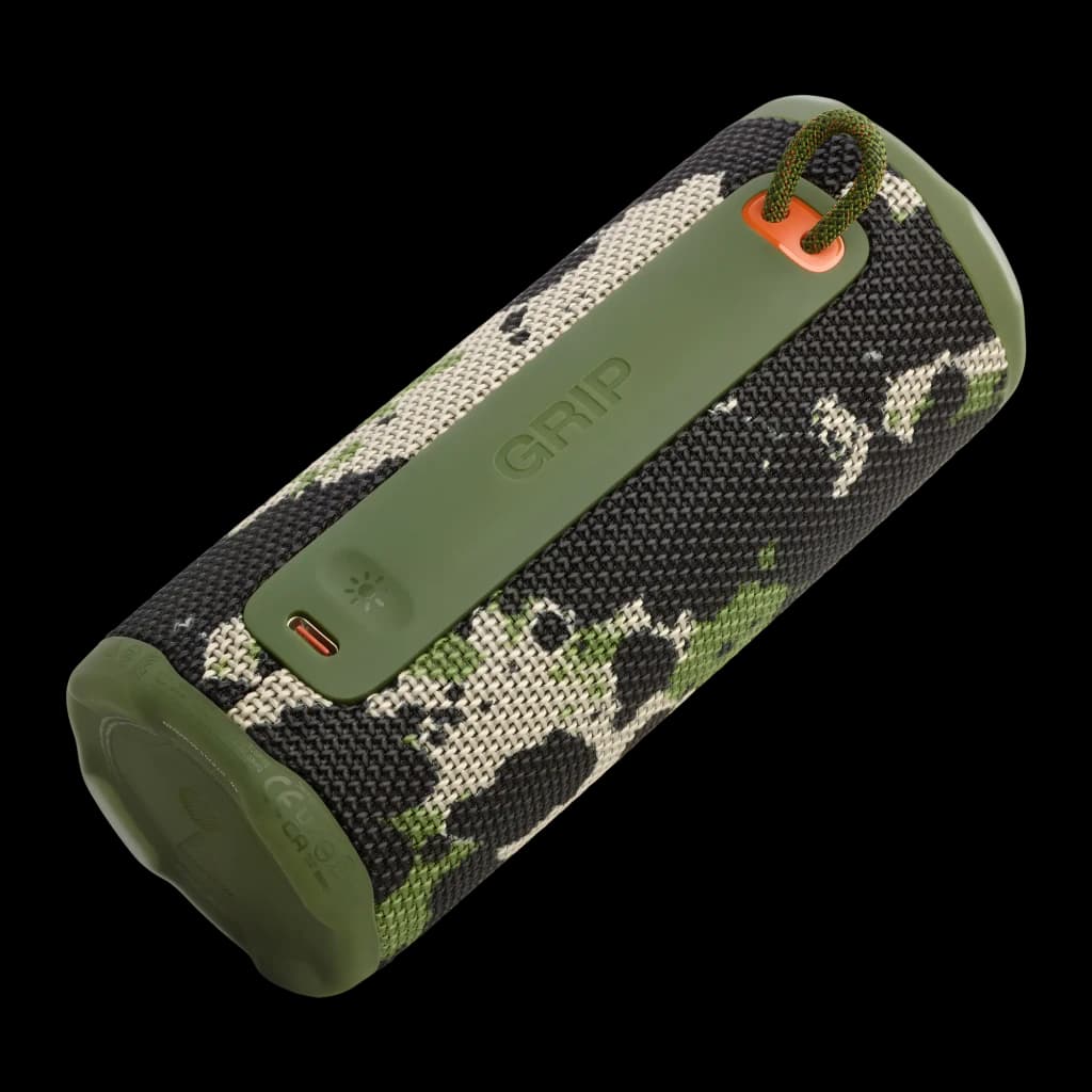 JBL Grip Squad camouflage, vue arrière en angle: bandeau caoutchouc avec logo GRIP, port USB-C et cordon orange