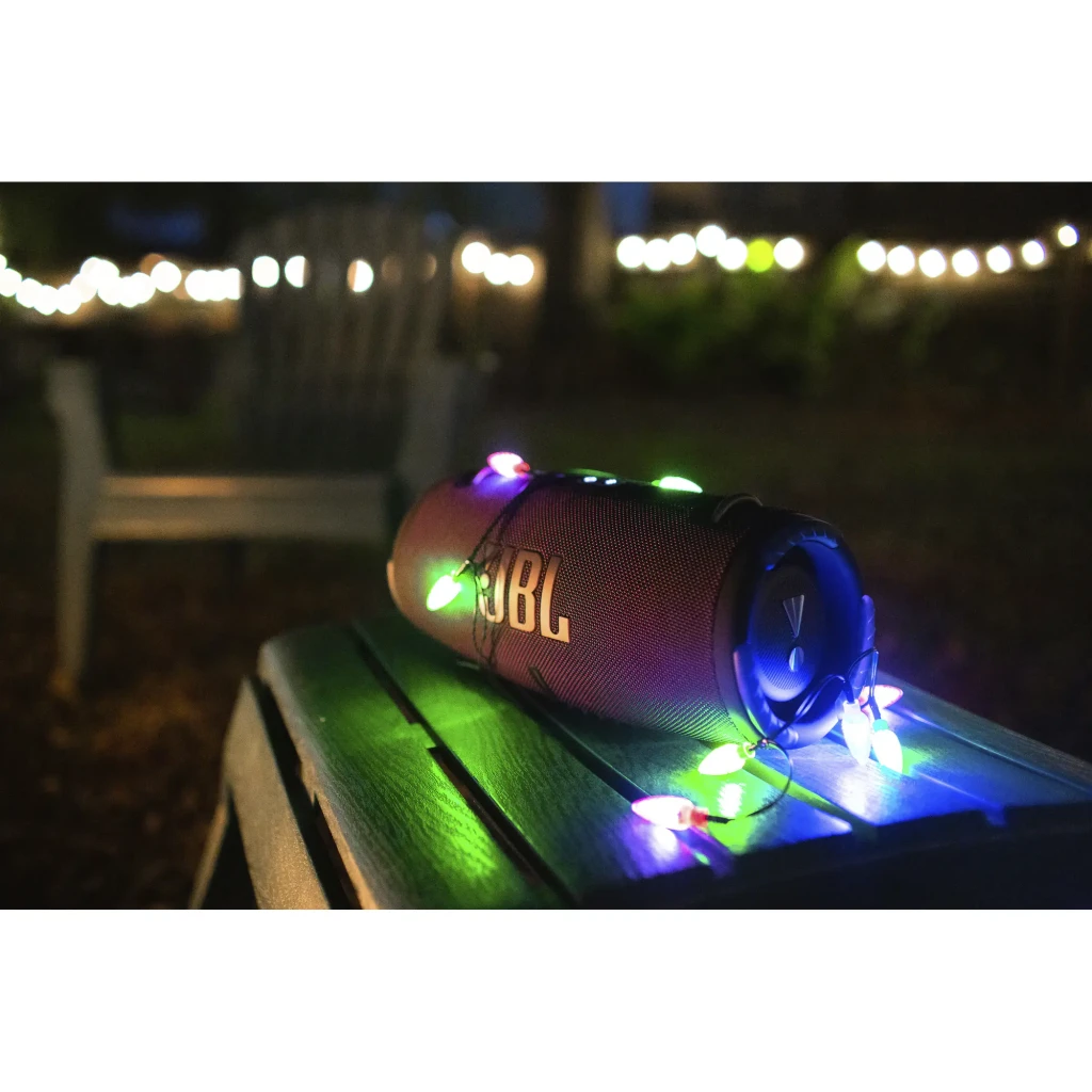 JBL Coluna Bluetooth Xtreme 3 preto, vista lateral em ângulo: grelha de tecido, logo JBL e ganchos metálicos laterais - Item7