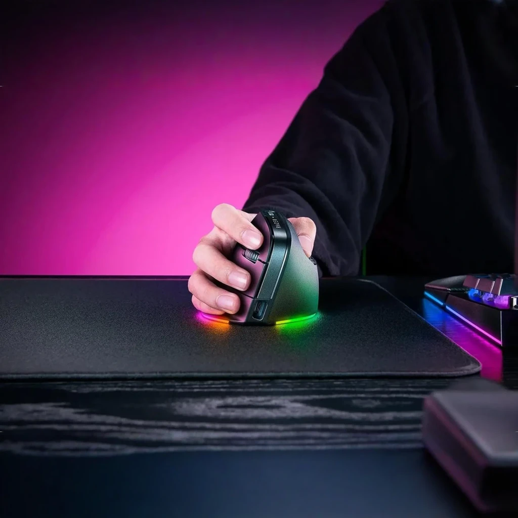 Razer Pro Click V2 Vertical Preto, vista lateral: design ergonómico vertical, roda de scroll e luz RGB na base - Item9