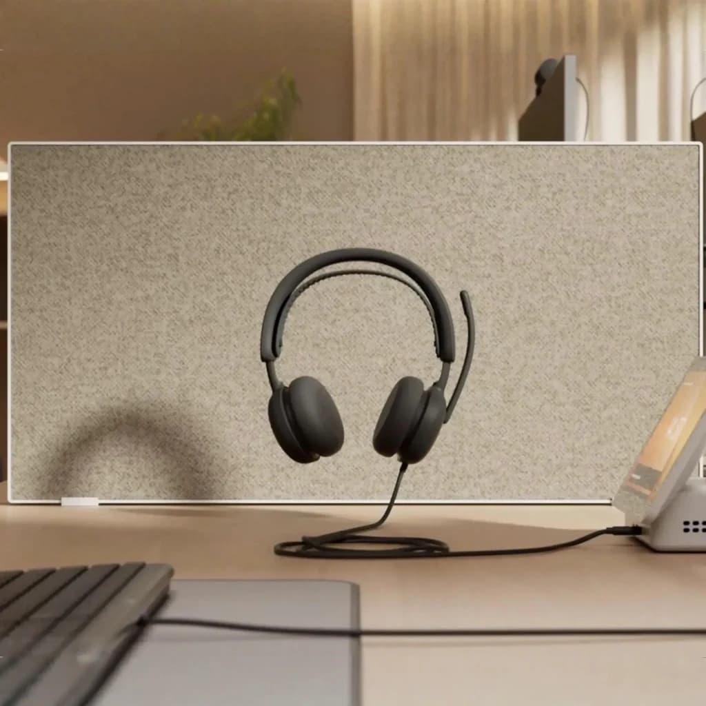 Logitech Auriculares Zone Wired 2 for Business Grafite, vista frontal: auriculares cinzentos sobre divisória de escritório
