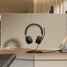 Logitech Auriculares Zone Wired 2 for Business Grafite, vista frontal: auriculares cinzentos sobre divisória de escritório