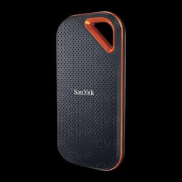 SanDisk Extreme Pro Portable SSD 2TB preto, vista frontal em ângulo: superfície perfurada, alça triangular laranja e logo