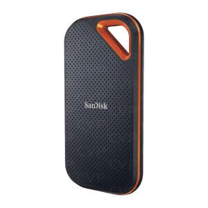 SanDisk Extreme Pro Portable SSD 2TB noir, vue avant en angle: surface perforée, anneau triangulaire orange et logo SanDisk