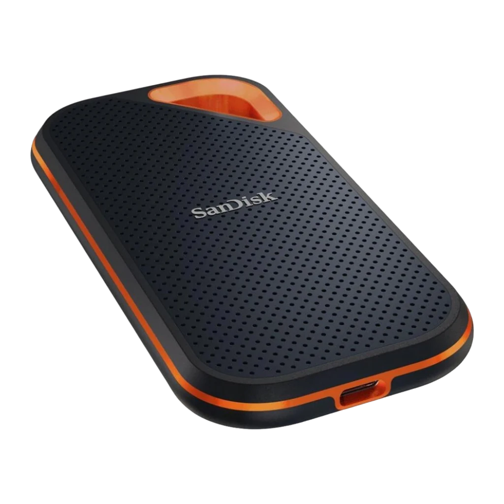 SanDisk Extreme Pro Portable SSD 2TB preto, vista frontal em ângulo: superfície perfurada, alça triangular laranja e logo - Item1