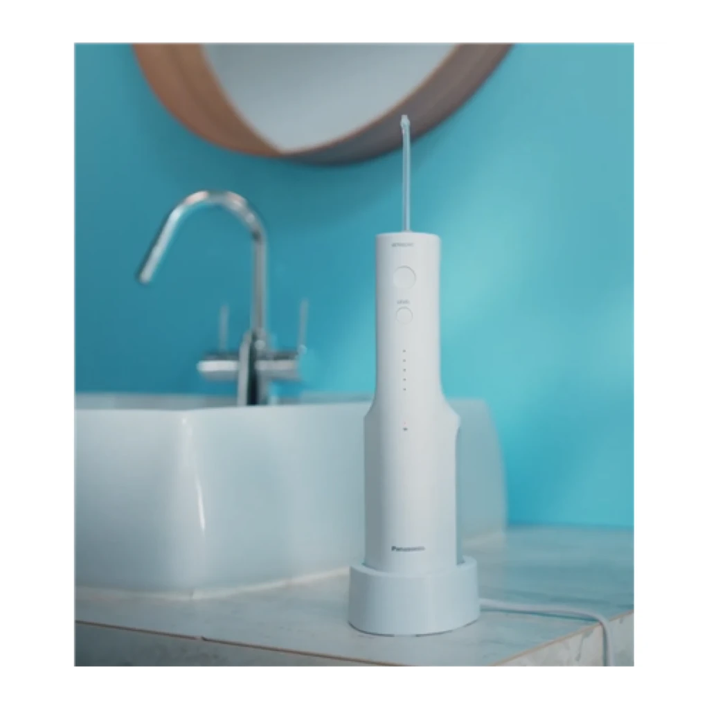 Panasonic Irrigateur buccal sans fil EW-DJ26 violet, vue de face: corps entier avec buse, boutons et accessoire - Ítem4