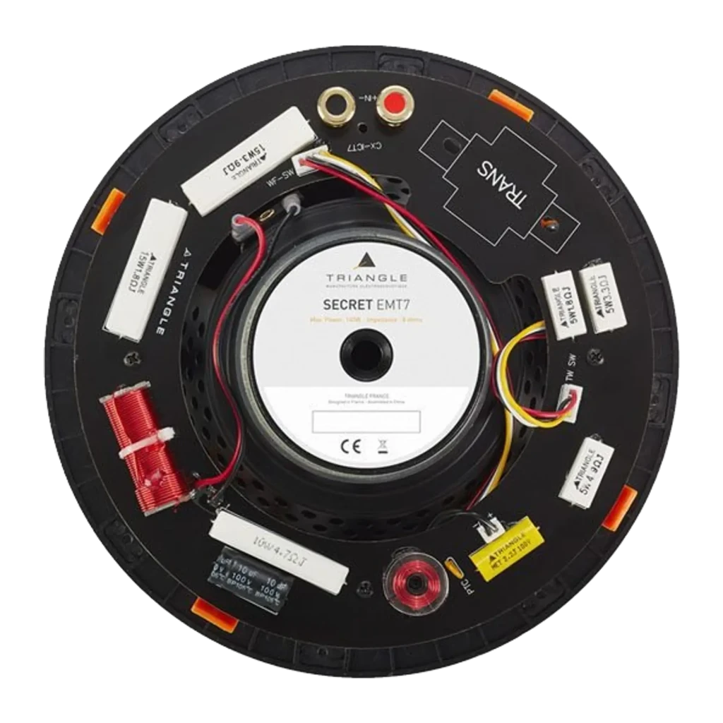 Triangle Secret EMT7, vista frontal em ângulo: altifalante de encastrar preto com woofer, tweeter central e grampos laranja - Item1