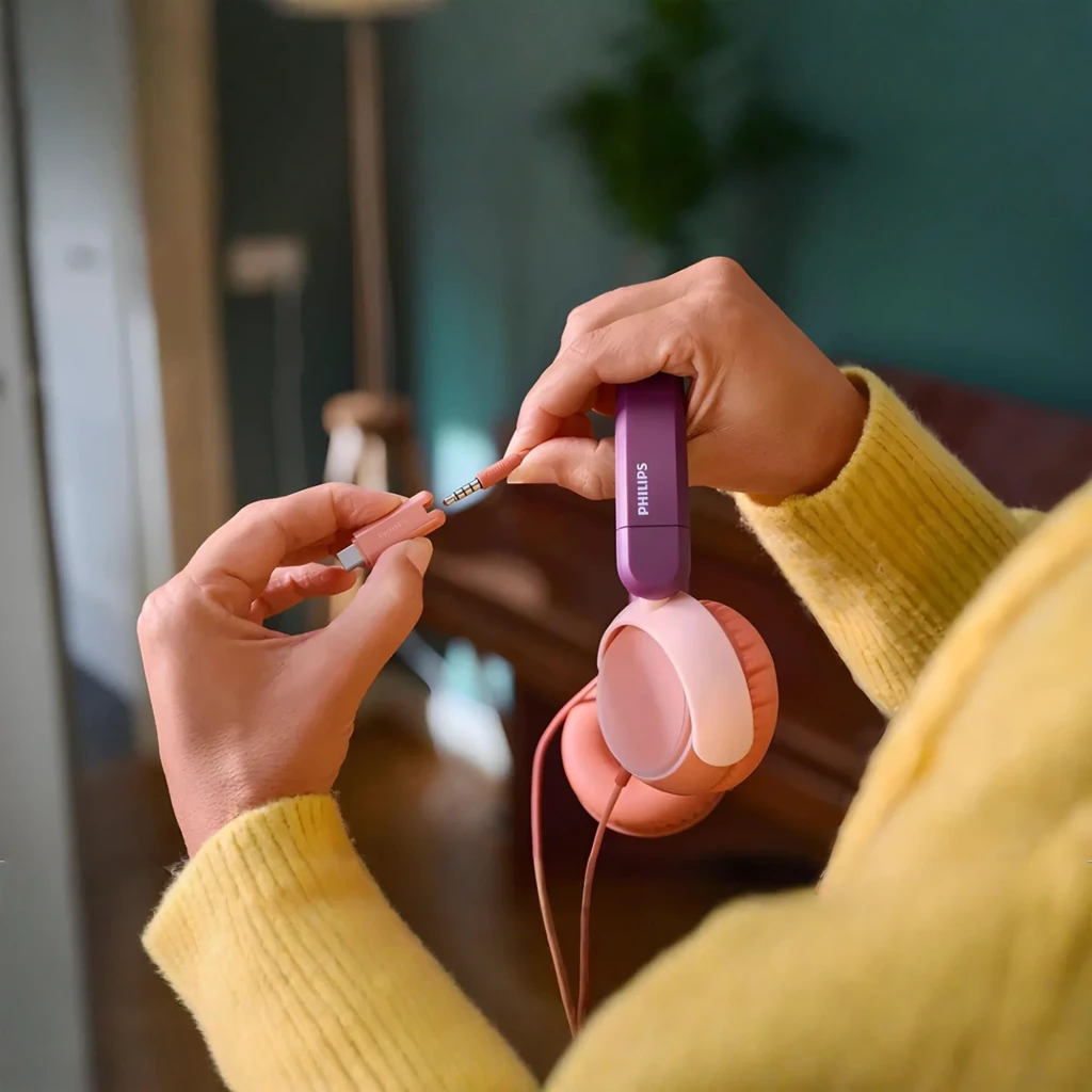 Philips TAK2000MP/00 auriculares niños púrpura, vista lateral: diadema púrpura, almohadillas rosa y marrón con cable - Ítem8