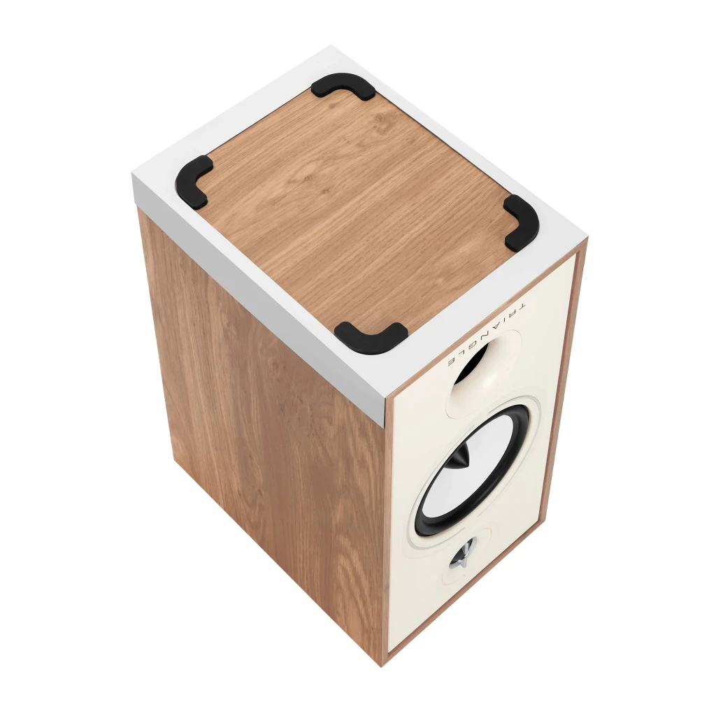 Triangle Borea BR04 Roble Blanco, vista superior en ángulo: tapa de madera con protectores negros y frontal con altavoces
