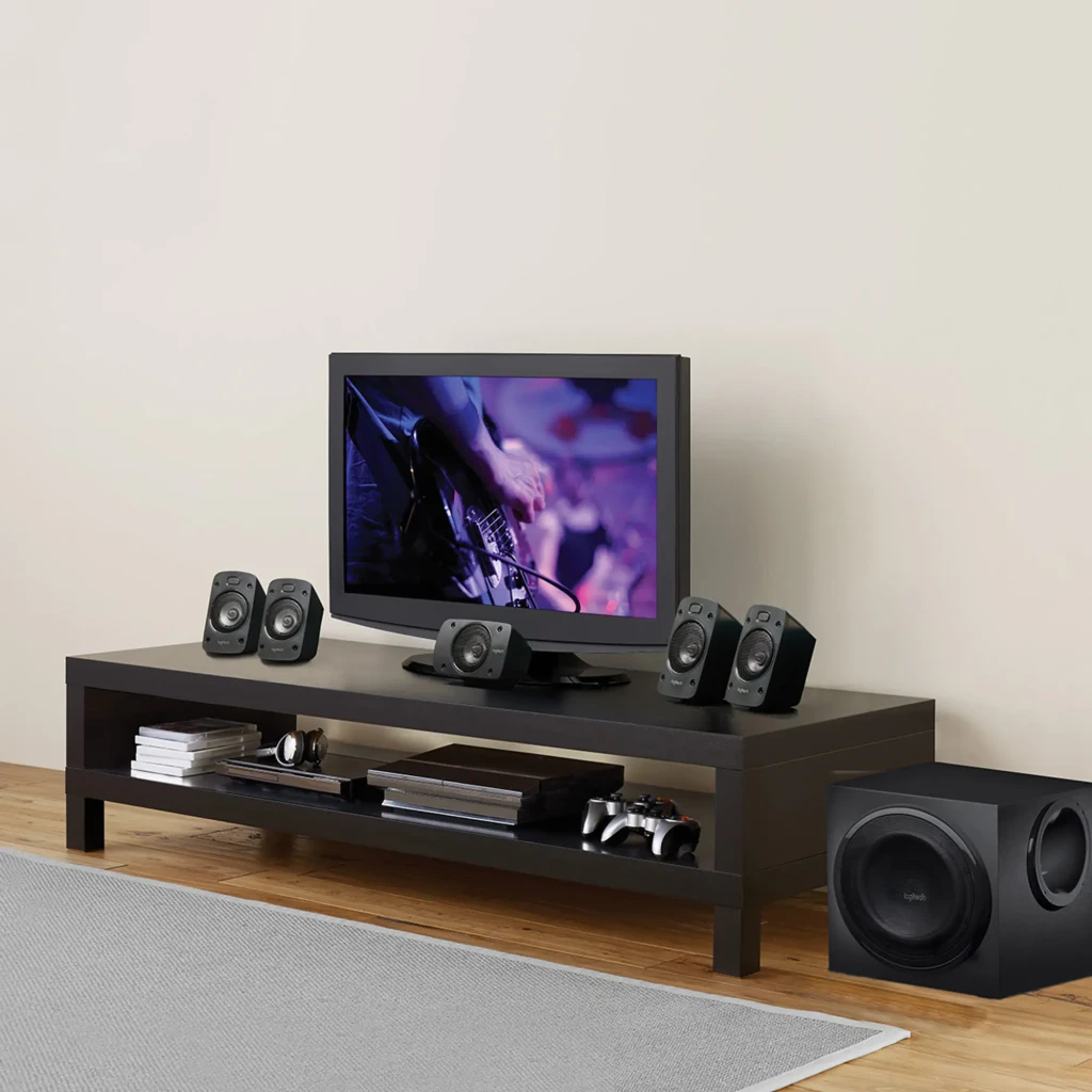 Logitech Z906 5.1 500W Negro, vista frontal: subwoofer central, 5 satélites, consola de control y mando a distancia - Ítem9