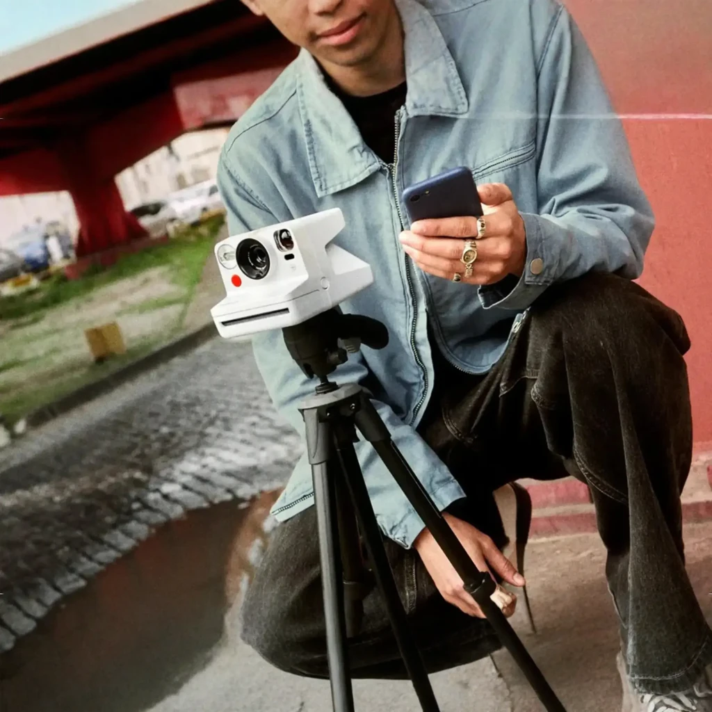 Polaroid Now Generation 3 Blanco, vista frontal: objetivo autofocus, flash, botón rojo y ranura de salida de fotos - Ítem7