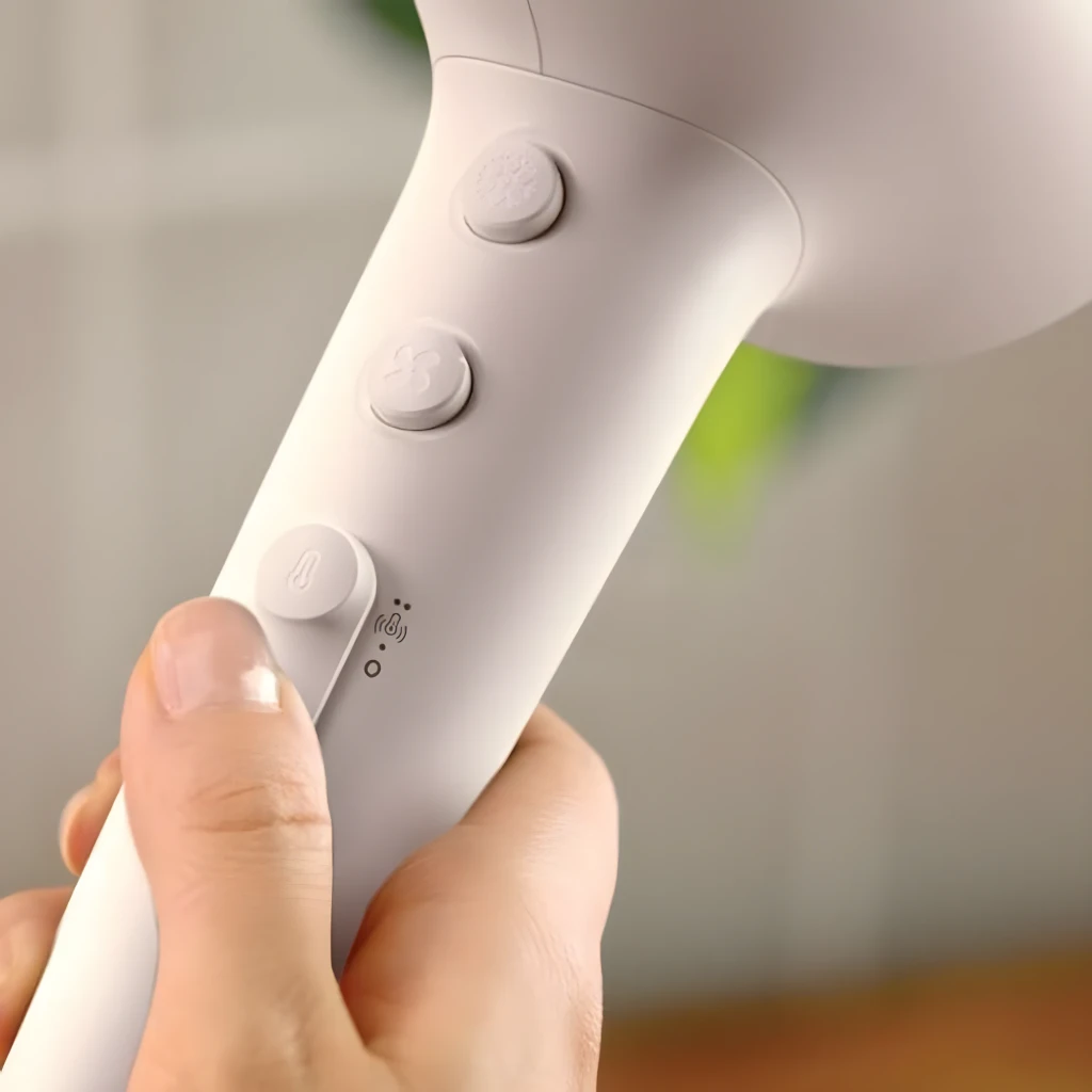Philips Sèche-cheveux BHD530/00 Rose Blanc, vue latérale: sèche-cheveux avec buse concentrateur et diffuseur sur fond noir - Ítem4