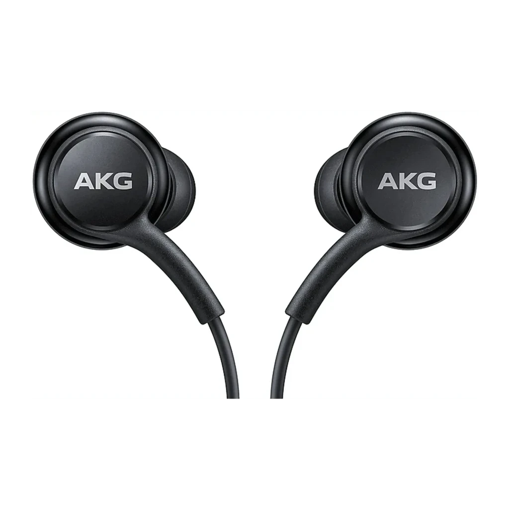 Samsung Auriculares AKG USB-C negro, vista frontal: dos auriculares in-ear con logo AKG visible en cada cápsula