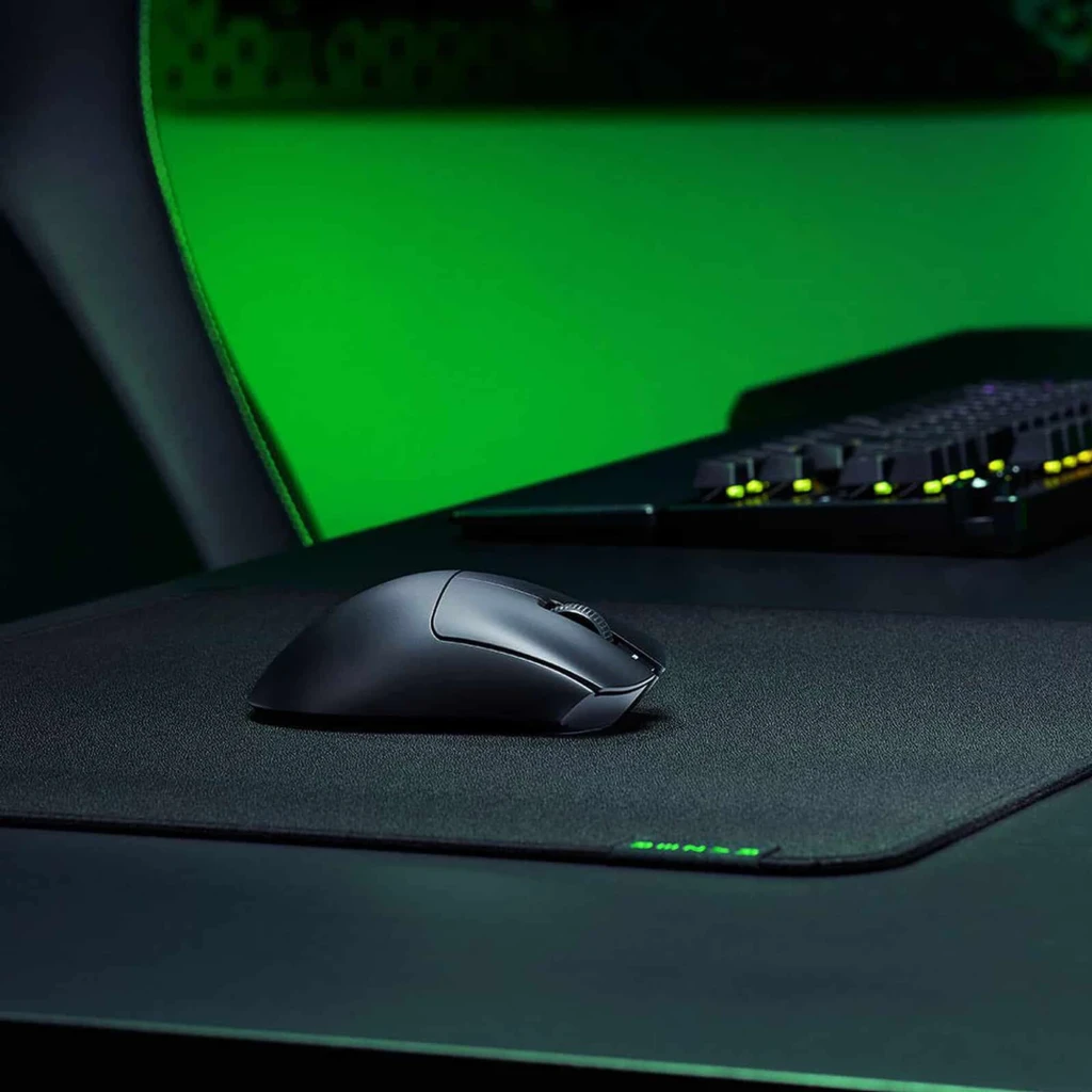 Razer Ratón DeathAdder V3 HyperSpeed negro, vista lateral: perfil ergonómico, rueda texturizada y LED verde lateral - Ítem3