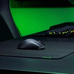 Razer DeathAdder V3 HyperSpeed noir, vue latérale: souris sur tapis noir sur bureau gaming avec clavier et moniteur vert