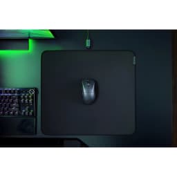 Razer DeathAdder V3 HyperSpeed noir, vue du dessus: souris sur tapis Razer sur bureau gaming avec clavier et éclairage vert