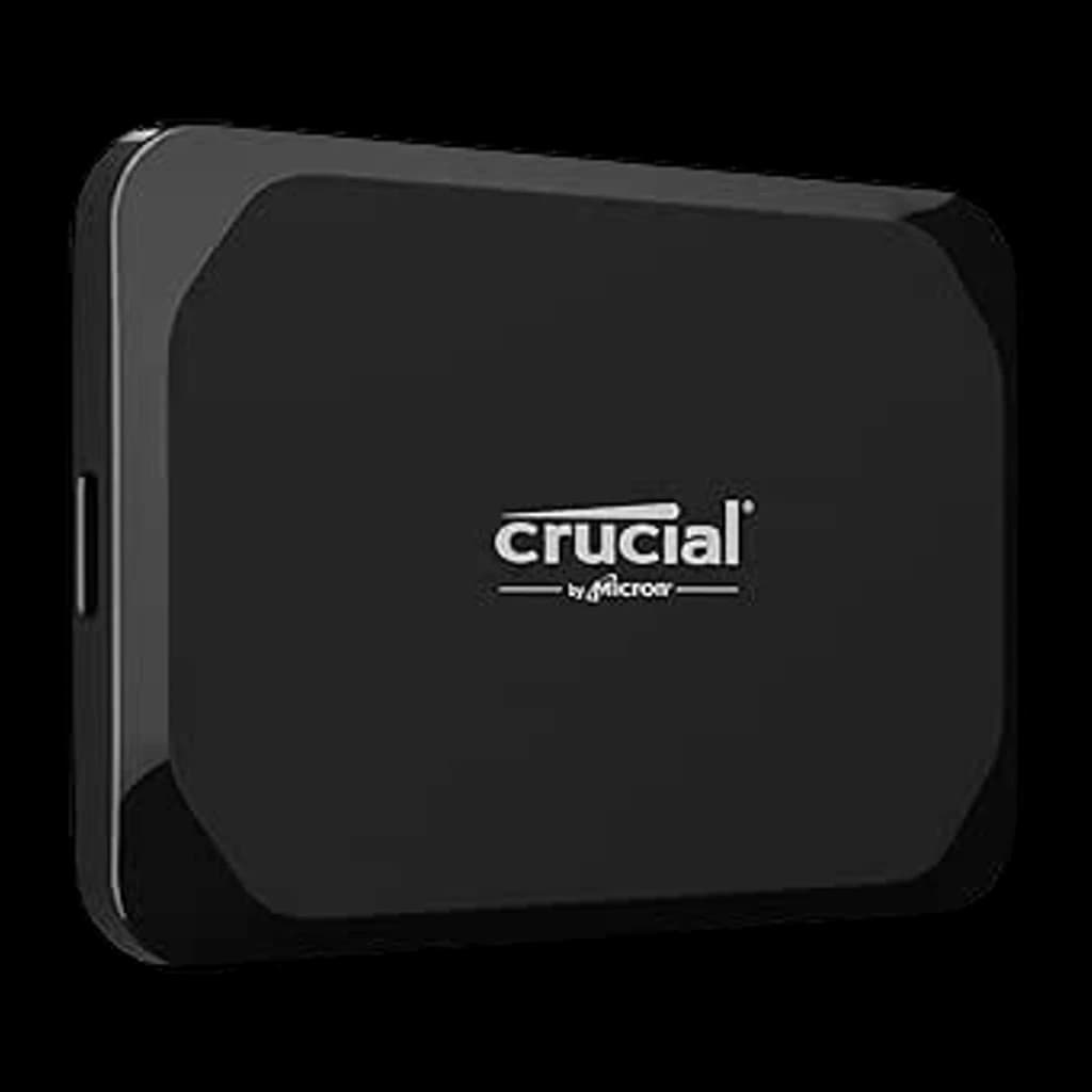 Crucial X9 1TB noir, vue de face en angle: corps compact avec logo Crucial by Micron et port USB-C latéral