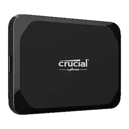 Crucial X9 1TB noir, vue de face en angle: corps compact avec logo Crucial by Micron et port USB-C latéral