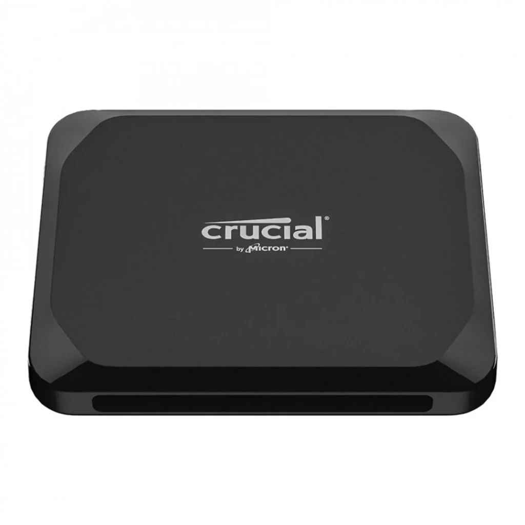 Crucial X9 1TB negro, vista frontal en ángulo: cuerpo compacto con logo Crucial by Micron y puerto USB-C lateral - Ítem1
