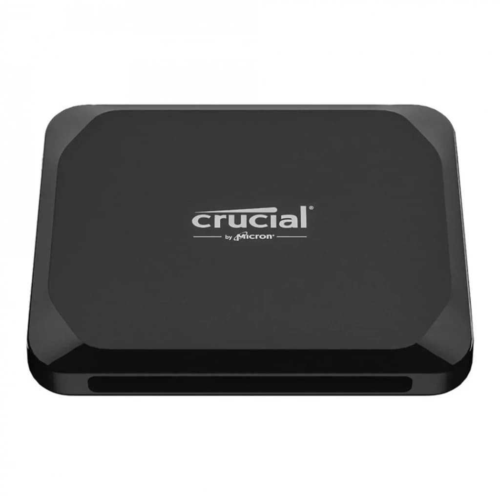 Crucial X9 1TB noir, vue supérieure en angle: logo Crucial by Micron centré, coins renforcés et port USB-C sur le côté