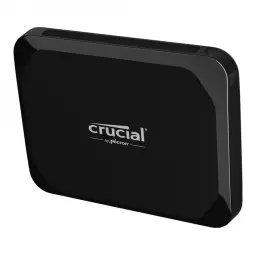Crucial X9 1TB noir, vue de face en angle: boîtier compact avec logo Crucial by Micron et coins arrondis