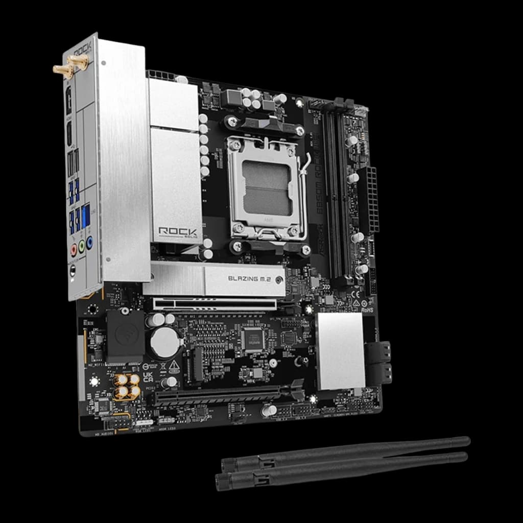 ASRock B850M Rock WiFi 128GB, vue en angle avec antennes WiFi: ports USB bleus et connecteurs audio visibles