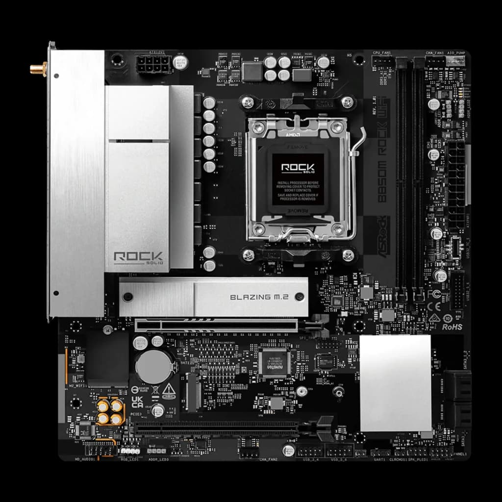 ASRock B850M Rock WiFi 128GB, vue dessus: socket AM5, dissipateur argenté, slot Blazing M.2 et panneau I/O