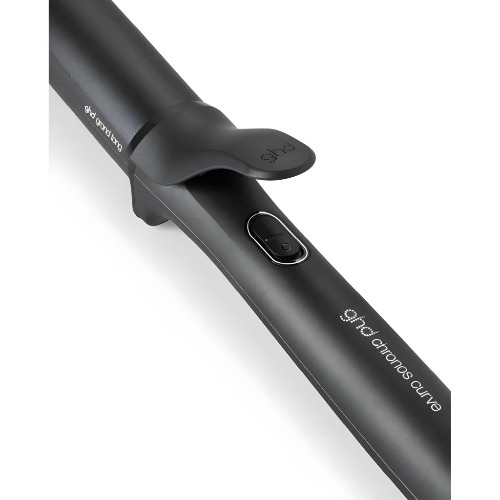 ghd Chronos Curve Grand Tong negro, vista diagonal frontal: barril largo, pinza, anillo plateado y panel de control visibles - Ítem6