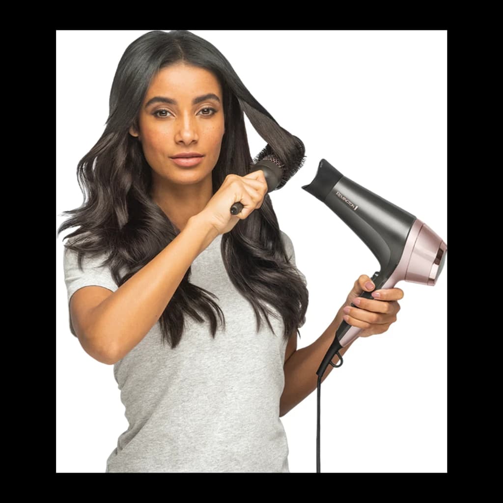 Remington D5706 Curl & Straight Confidence Preto Ouro rosado, uso: mulher secando e enrolando cabelo com acessório escova