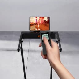 Tapis de course pliable avec poignées noires, console minimaliste et télécommande à écran. Support tablette affichant entraînement virtuel. Jusqu à 12